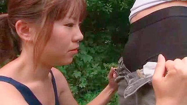 调皮亚裔甜心户外明目张胆口交