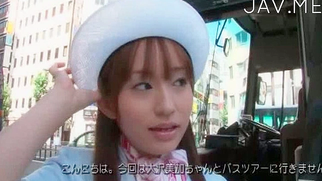 美妙的日本娃娃正在吸着粗大的阳具