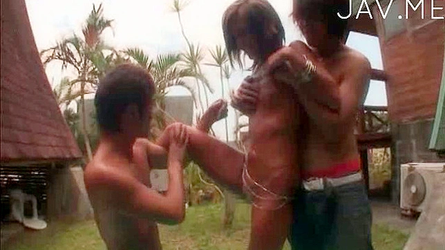 漂亮的亚洲美女户外与两人激情啪啪