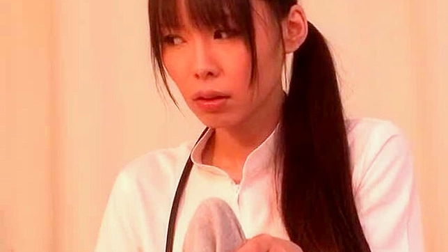 迷人的日本少女正在享受粗壮的阳具带来的快感