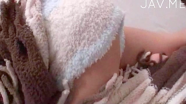 戴眼镜的亚洲美女用狂热口交取悦阳具