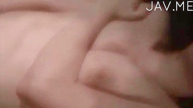 贪心的业余爱好者喜欢在镜头前挑逗她丰满的小樱桃。