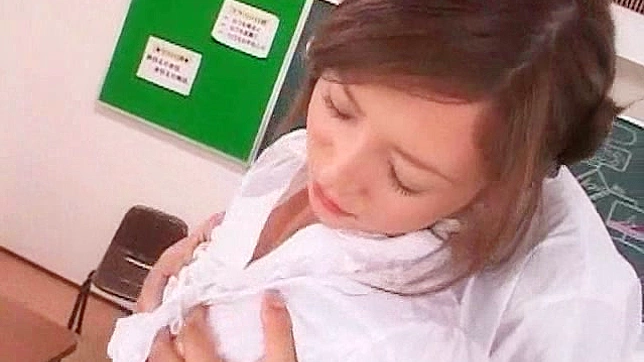 饥渴女学生在学校三人行中被两个男生轮流享用