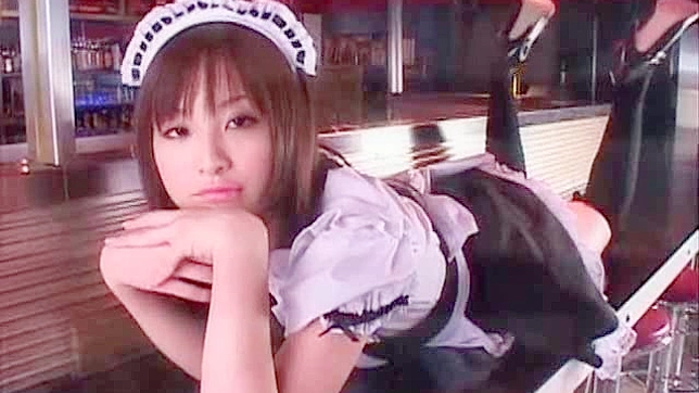 日本女仆用温暖的嘴唇在超级口交场景中令人惊叹