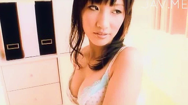 迷人的亚洲单身少女在室内自慰她的阴道