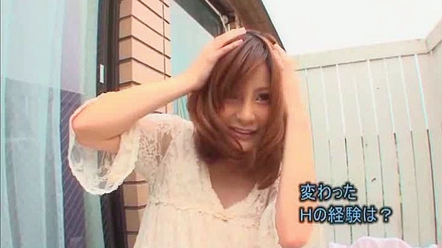 红发亚洲自慰女郎正在用手指探索她的爱洞。