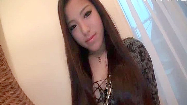 可爱大胆的日本女孩展示她的臀部