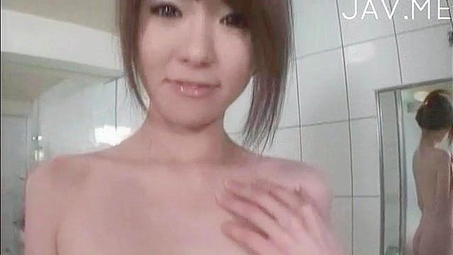 裸体亚洲女性在浴室吸吮和做爱
