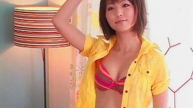 短发女孩喜欢吸大丁丁