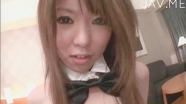 手铐束缚下的美女穿着黑丝袜张开双腿