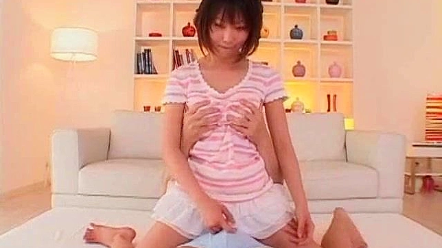 害羞的女孩与男生享受激情的性爱时刻