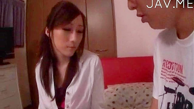 美女吸吮阳具后骑在他身上