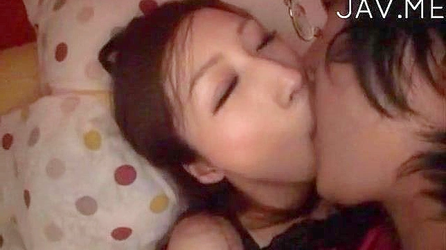 拥有迷人胸部的美女骑乘硬汉