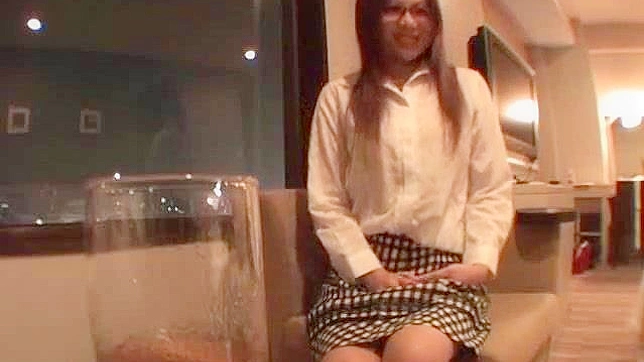 戴眼镜的棕发女郎吞下粗壮多毛的大屌