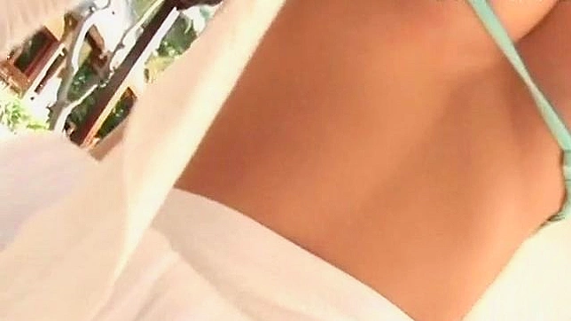 女生激情地揉搓她令人垂涎的胸部
