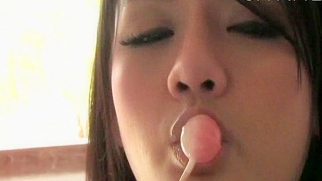 棕发女在透明背心中展示丰满胸部