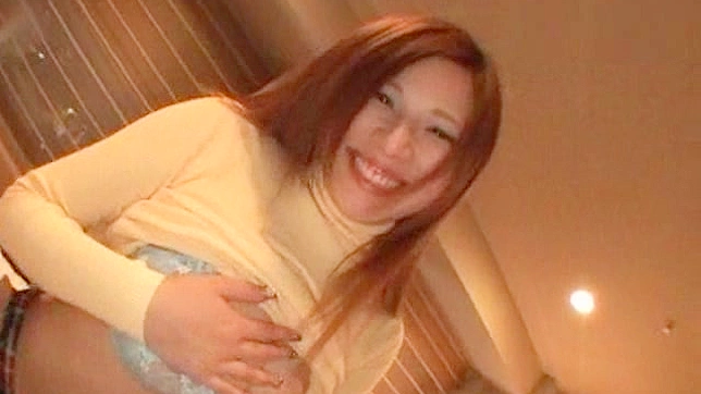 长发美女展示她坚挺的胸部