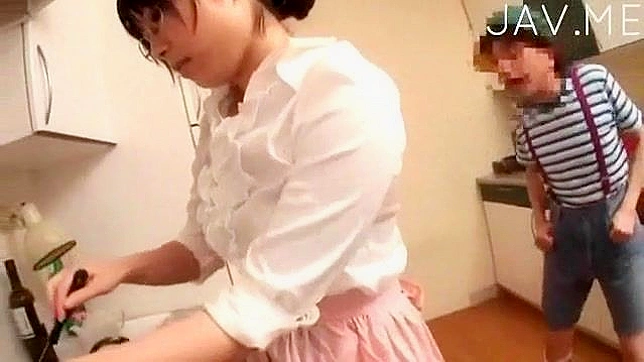 戴帽子的男人用震动棒插入眼镜女孩的阴道