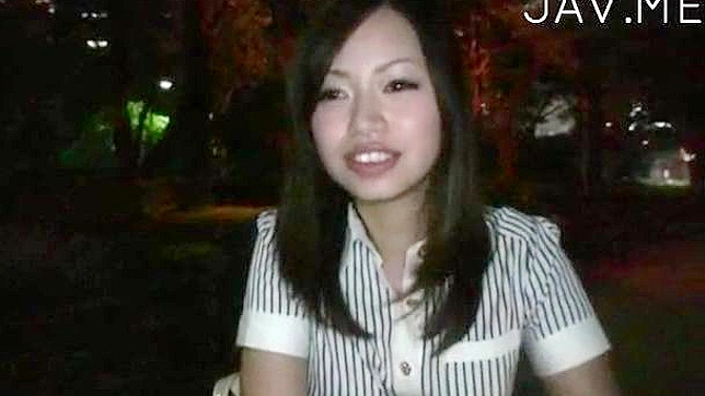 男人诱惑美女，用振动器自慰她的私处。