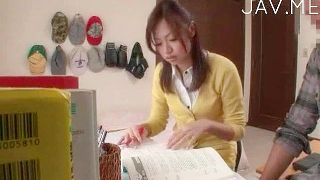 男人诱惑美女，用振动器自慰她的私处。