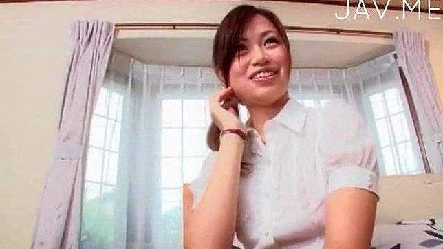 男子脱下女孩的内裤，舔舐她的洞穴