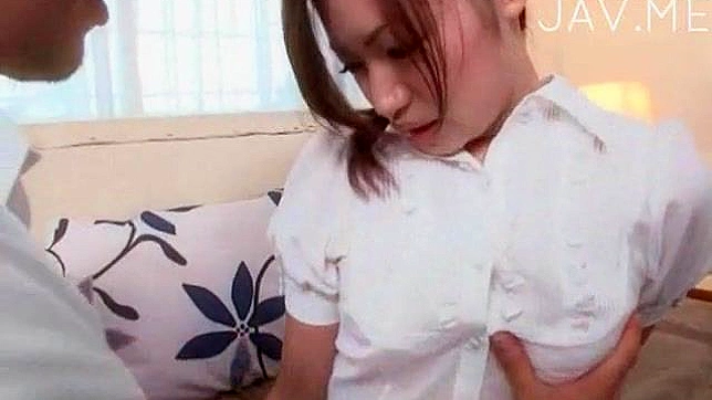 男子脱下女孩的内裤，舔舐她的洞穴