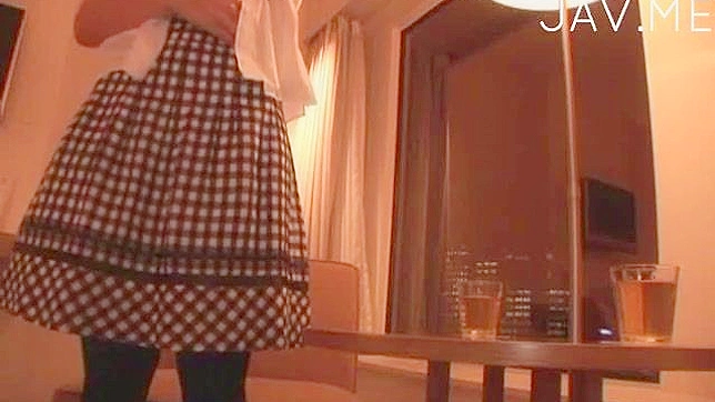 戴眼镜的女孩用震动棒自慰她的阴道。