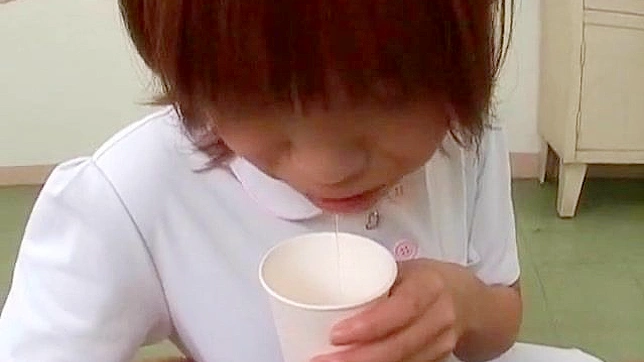 护士吞下病人的阳具直到他射精