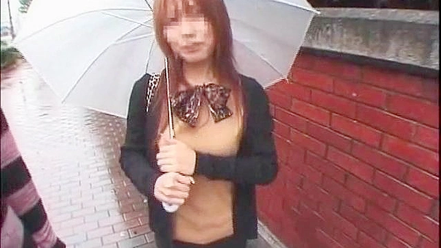 红发女孩展示她漂亮的胸部