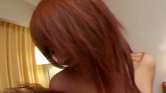 男人在房间里脱光了女孩的衣服，然后在床上做爱。