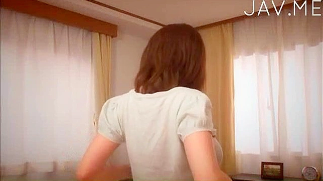 男人舔着性感女孩丰满的乳房