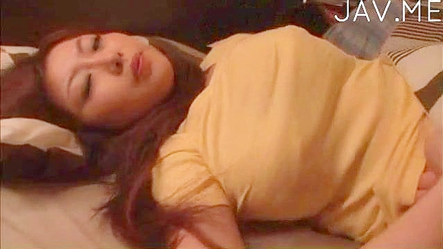 性感女孩用她丰满的胸脯给鸡巴撸管