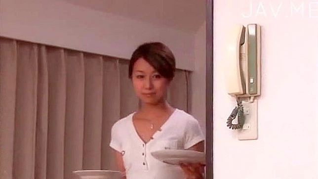 男子隔着内裤羞涩地手淫女士的阴部