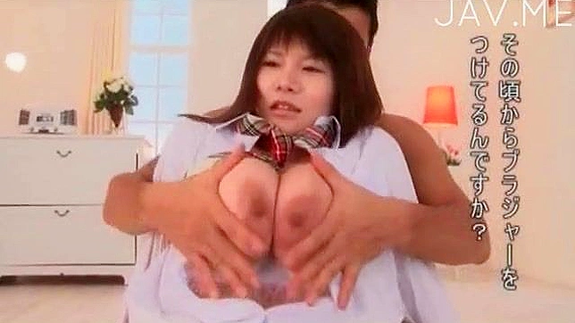 饥渴的男人玩弄女学生的巨乳