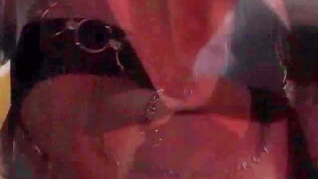 两个男人满足一个贪得无厌的女孩的欲望