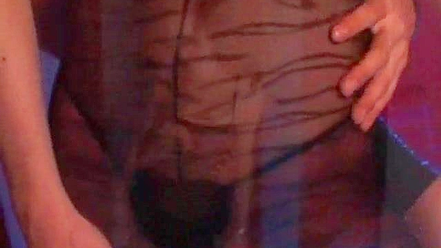 两个男人满足一个贪得无厌的女孩的欲望
