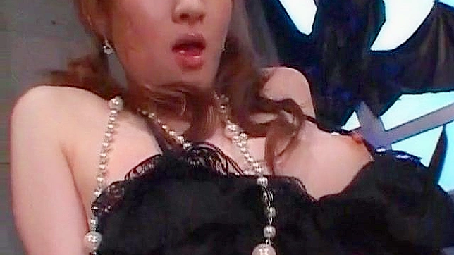 女孩吸吮胖男人的粗壮阴茎并发生关系