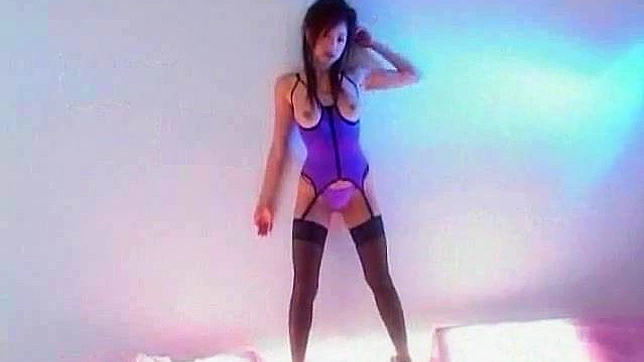 男朋友舔女友的弹力胸并手淫她的洞穴