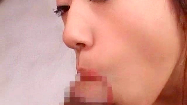 两个男人狂热地在美女的紧致孔洞中做爱