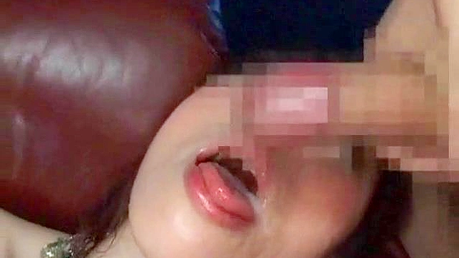 男人狠狠地操了熟女，并把精液射进她的嘴里。