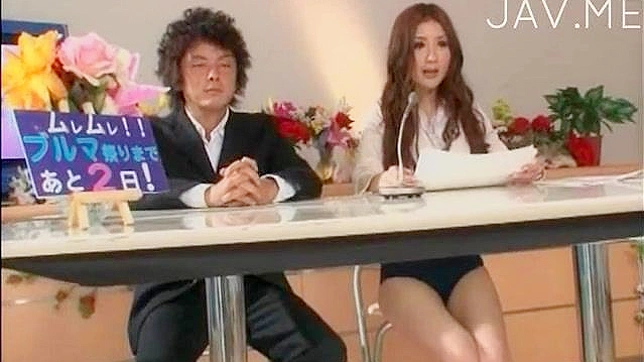 男人开始为美女脱衣并露出他的阳具。