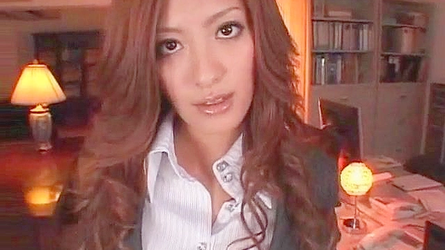 甜美的性感宝贝脱衣并吸吮巨大硬挺的阳具