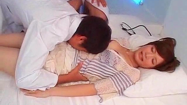 两位医生舔漂亮女病人的私处