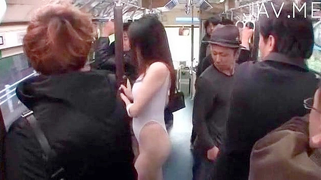 男人玩弄热辣美女那诱人的大奶子