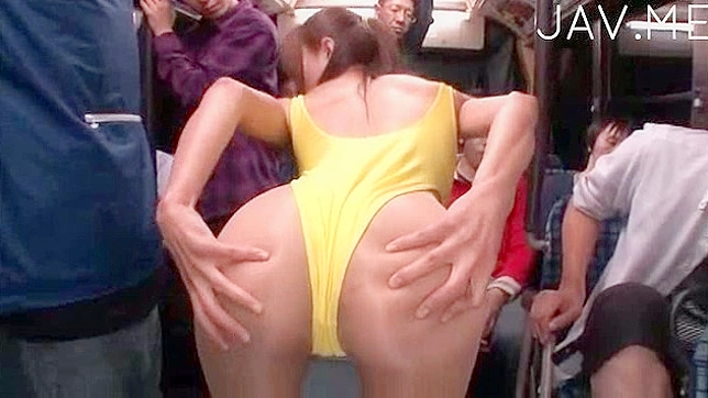 美丽的女人用手为男人的阴茎自慰，享受精液在她身上的感觉。