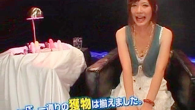 棕发女用长震动棒刺激她的紧窄穴道