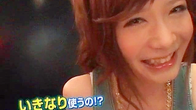 棕发女用长震动棒刺激她的紧窄穴道