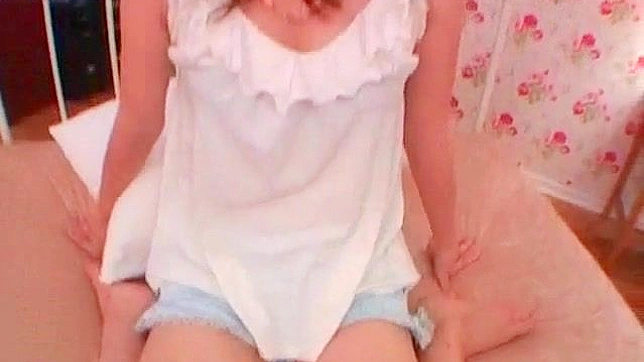 性感亚裔女孩用俏乳挤奶和口交服务