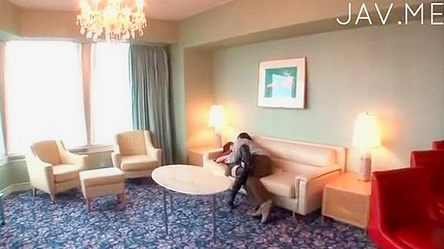 男人和女孩做完后在她的硅胶胸部上射精了