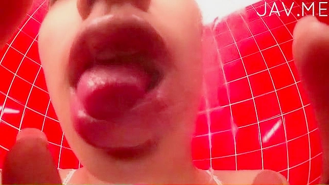 性感女孩在淋浴时玩弄她诱人的胸部